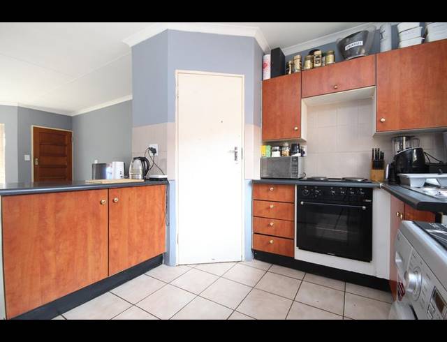 2 BEDROOM TOWNHOUSE FOR SALE IN ROOIHUISKRAAL NORTH